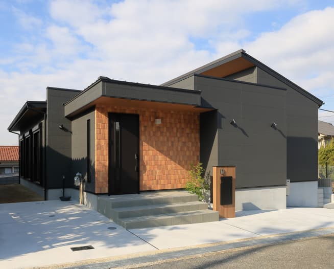 黒と木目のモダンな平屋住宅外観