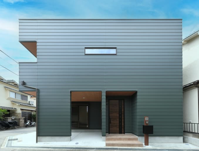 黒と木目のモダンな平屋住宅外観