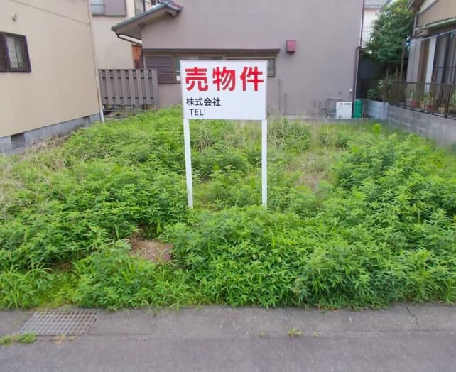黒と木目のモダンな平屋住宅外観