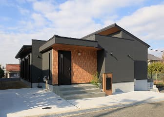 シックでモダンな平屋住宅の外観