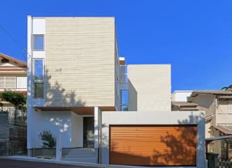 3階建てのスカイバルコニー付き住宅