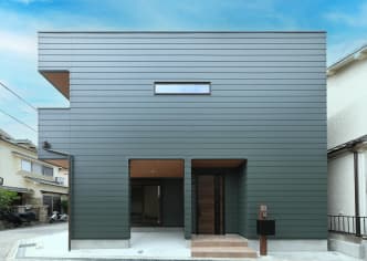 シンプルなモダンデザインの2階建て住宅
